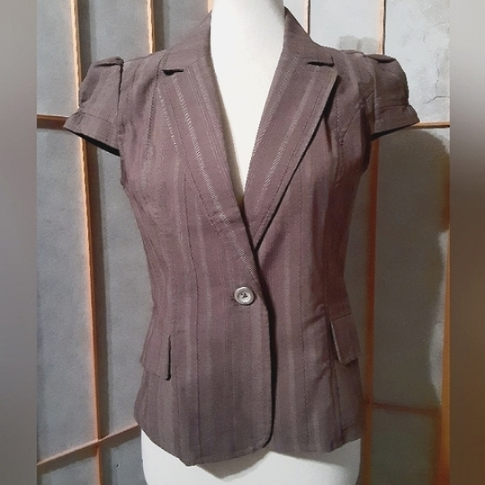 Capped short-sleeved, vest-style top